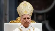 Papst Leo XIV. trägt Kreuz selbst bei ergreifendem Kreuzweg am Kolosseum
