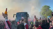 Pyro-Empfang für Leverkusen vor Bayern-Halbfinale: Fans entfachen Feuerwerk