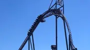 Schock im Freizeitpark: Größte Achterbahn stoppt in luftiger Höhe