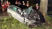 Schwerer Unfall auf B109 bei Karlsburg: 29-Jähriger nach Baum-Crash in Lebensgefahr