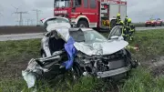 Schwerer Unfall bei Bad Lauchstädt: Auto kollidiert mit Lkw-Kran - Frau per Hubschrauber gerettet