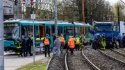 Schwerer Unfall in Frankfurt: Lkw kracht in U-Bahn – 50 Feuerwehrleute im Großeinsatz