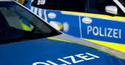 Schwerer Unfall in München: Sportwagen prallt gegen Baum - Polizei findet Waffe und Drogen