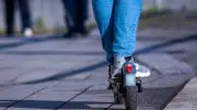 Skurrile Verfolgungsjagd in Rostock: Jugendlicher mit E-Scooter und Tresor gestellt