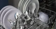 Spülmaschinen-Fehler vermeiden: Diese Küchenutensilien gehören nicht in die Maschine