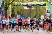 Spreewald-Marathon mit Rekordbeteiligung: 15.000 Sportler trotzen Unwetter für goldene Gurke