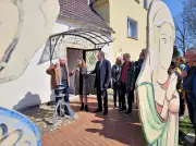 Staatssekretär Rüdiger Malter besucht Kunstprojekt Sachsenspiegel in Reppichau