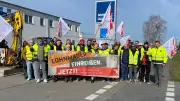 Streik bei Schwarz-Produktion in Jessen: Beschäftigte fordern gleiche Bezahlung wie im Westen