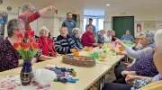 Strickende Hände schenken Osterfreude: Merseburgerinnen überraschen Pflegeheim