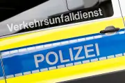 Tödlicher Unfall auf A28 bei Filsum: Transporter kracht in Lkw - 43-Jähriger stirbt