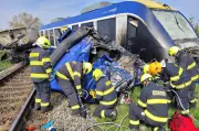 Tödlicher Zugunfall in der Slowakei: Ein Toter und 21 Verletzte nach Kollision mit LKW