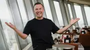 Tim Raue serviert DDR-Kultgericht Soljanka im Berliner Fernsehturm-Restaurant