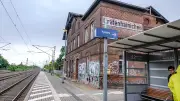 Vandalismus am Gräfenhainichener Bahnhof: 18-Jähriger zerstört Fenster und Fahrräder