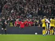 VfB-Fans stürmen Innenraum nach BVB-Sieg: Heftige Szenen bei Bundesliga-Spiel