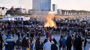Warnemünde startet mit Osterfeuer und Leuchtturmeröffnung in die Strandsaison 2026