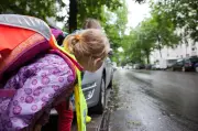 Warum Winken gefährlich ist: Richtiges Verhalten bei Kindern am Straßenrand