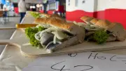 Weltrekord in Rostock: Längstes Fischbrötchen der Welt mit 42,37 Metern geknackt