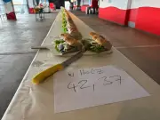 Weltrekord in Rostock: Längstes Fischbrötchen der Welt mit 42,37 Metern