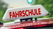 Wendemanöver endet im Überschlag: Fahrschüler und Lehrer bei Unfall leicht verletzt