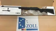Zoll findet scharfes Gewehr unter Handtüchern auf A3