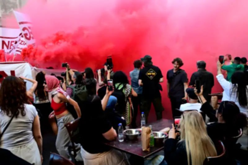1. Mai in Berlin: Demo kommt wegen Feiernden kaum voran