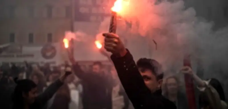 1. Mai weltweit: Pyro, Power Ranger und Polizei bei Protesten