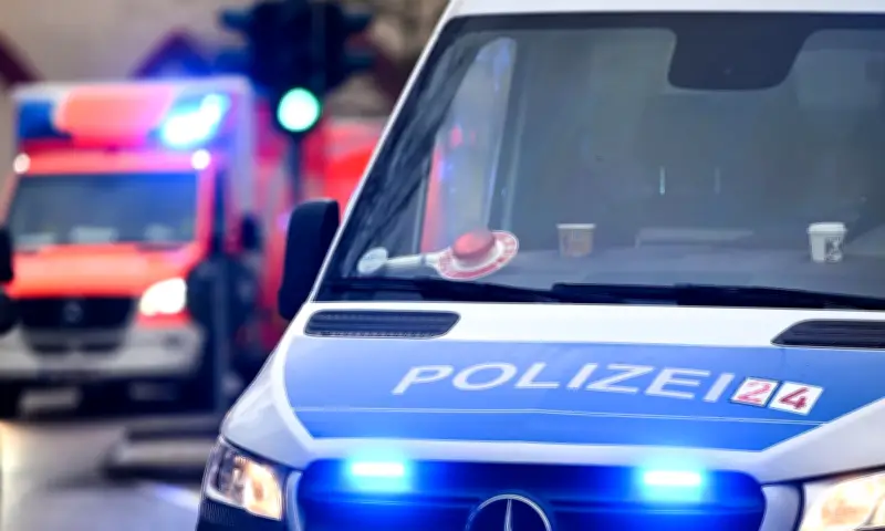 Angriff auf Polizisten: Seniorin schlägt mit Gehstock zu