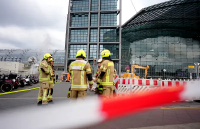 Brand an Berliner Hauptbahnhof: Bauschuttcontainer löst Großeinsatz aus