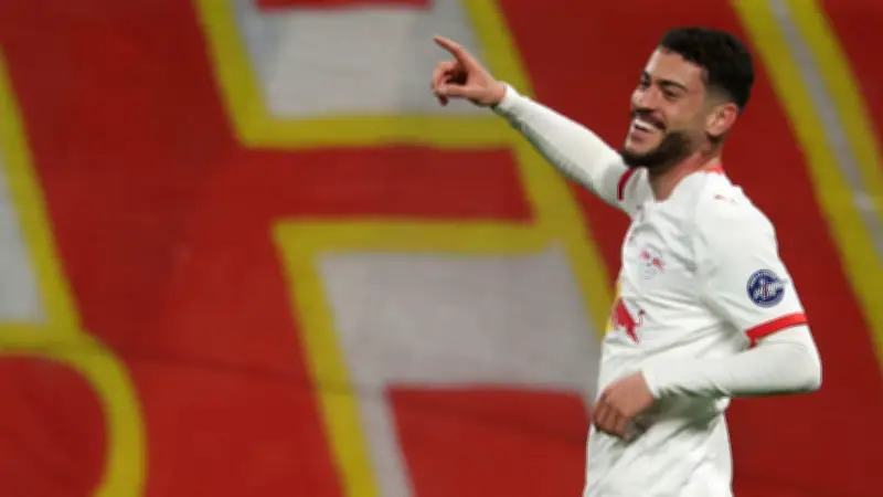 Bundesliga-Star baut WM-Pokal aus Lego: Romulos Überraschungshobby