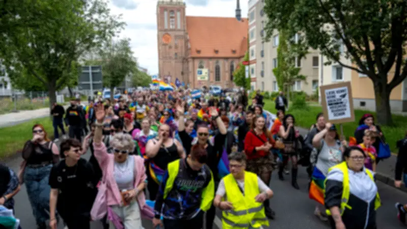 CSD in Dessau: 700 Menschen feiern friedlich - ein Zwischenfall