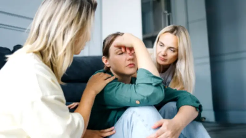 Dauerlächeln gefährdet Gesundheit: Expertin warnt vor toxischer Positivität