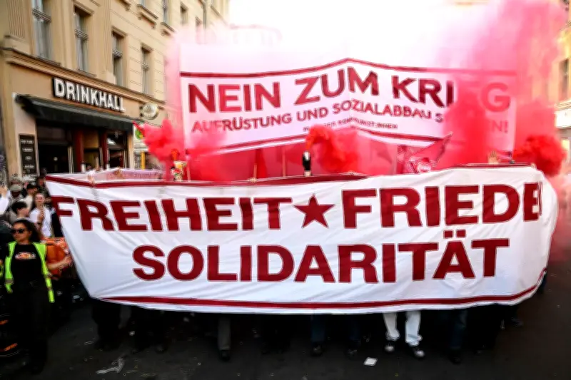 Demo „Revolutionärer 1. Mai“ zieht an Görlitzer Park vorbei