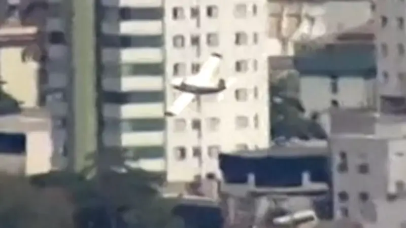 Drei Tote in Brasilien: Flugzeug stürzt in Wohnhaus