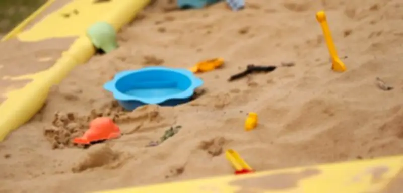 Dreijähriger stirbt nach Unfall im Sandkasten in Niedersachsen
