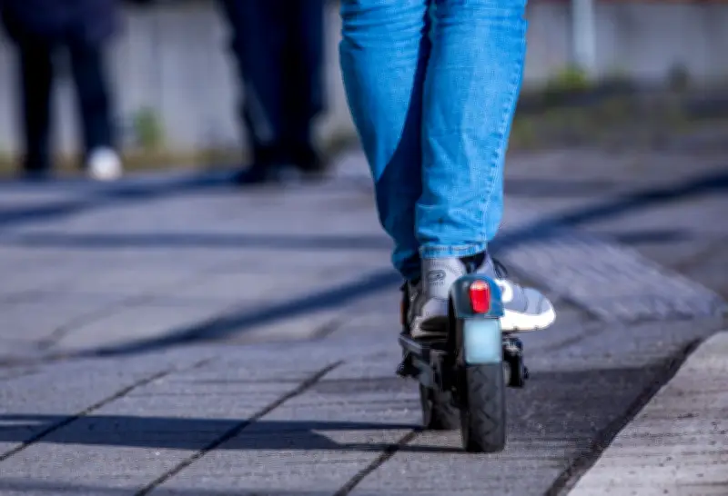 E-Scooter-Fahrerin stirbt nach Unfall in Berlin-Mitte