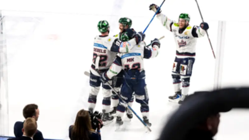 Eisbären Berlin feiern dritten Meistertitel in Folge