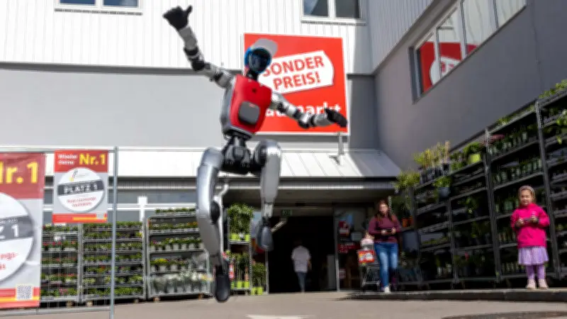 Erster menschlicher Roboter arbeitet im Baumarkt: Schotti zeigt, wo der Hammer hängt