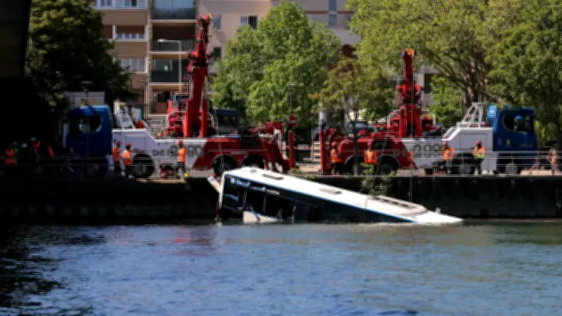 Fahrschul-Bus stürzt in Seine bei Paris – vier Insassen gerettet