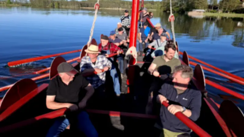 Feldberger Wanderer rudern für Werbefotos auf dem Haussee