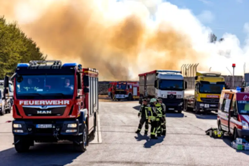 Feuer in Entsorgungsbetrieb: Feuerwehr löscht weiter in Weißenfels