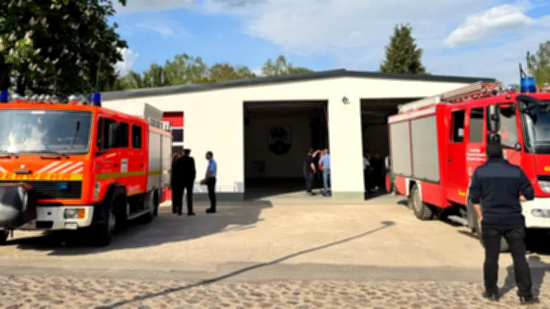 Feuerwehr Dedelow: Höhere Tore für neues Fahrzeug eingeweiht