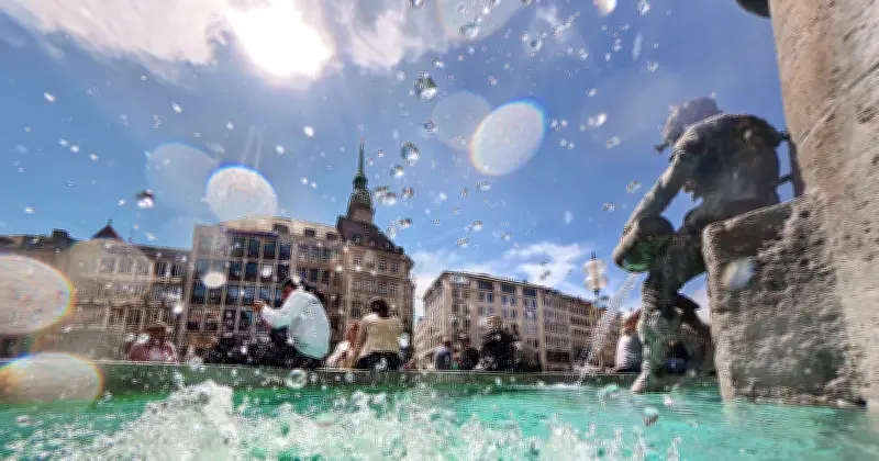 Freinachtsstreich: Fischbrunnen am Marienplatz schäumt über