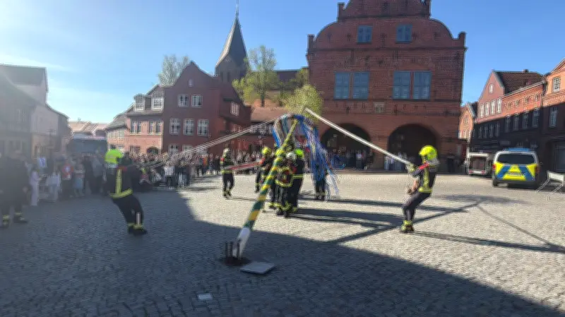 Gadebusch feiert Maibaum-Aufstellen mit Feuerwehr und Tanz