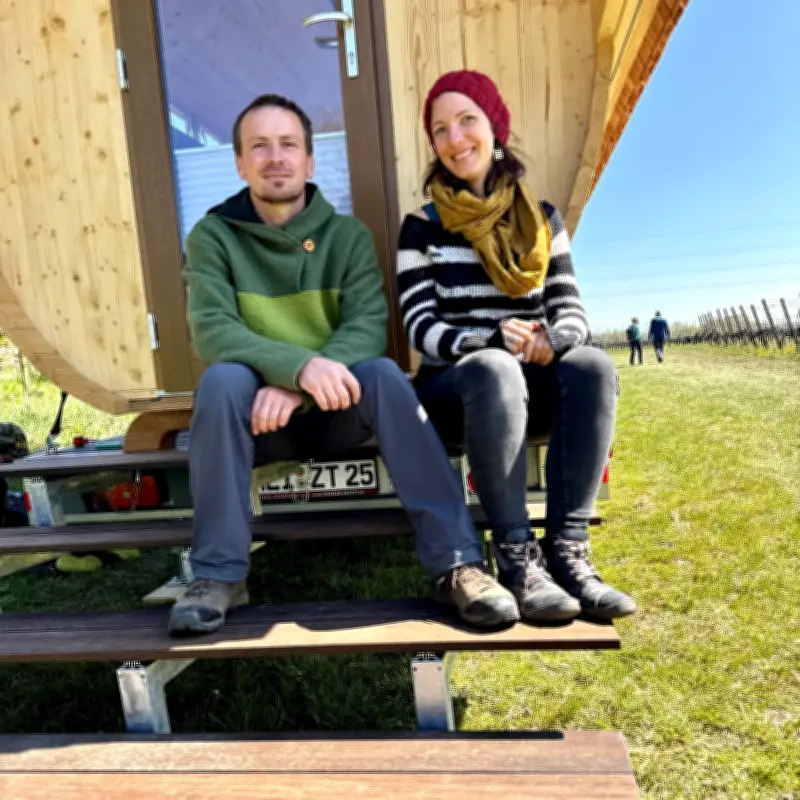 Glamping-Prototyp aus Holz: Axiener Zimmerer begeistert bei Weinwanderung