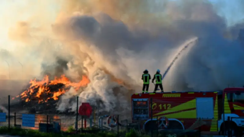 Großbrand bei Entsorger in Weißenfels: Rauch weit sichtbar