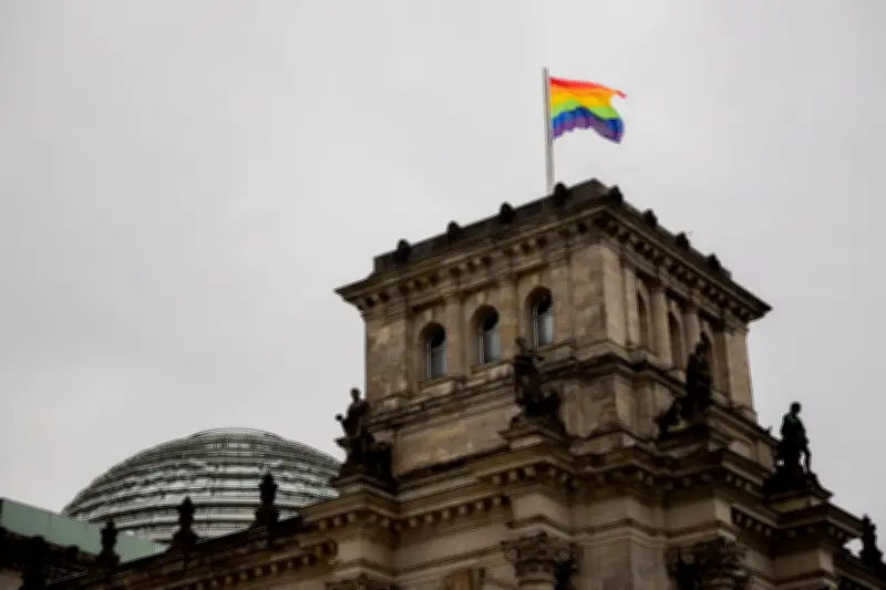 Klöckner bleibt bei Nein zur Regenbogenflagge am CSD