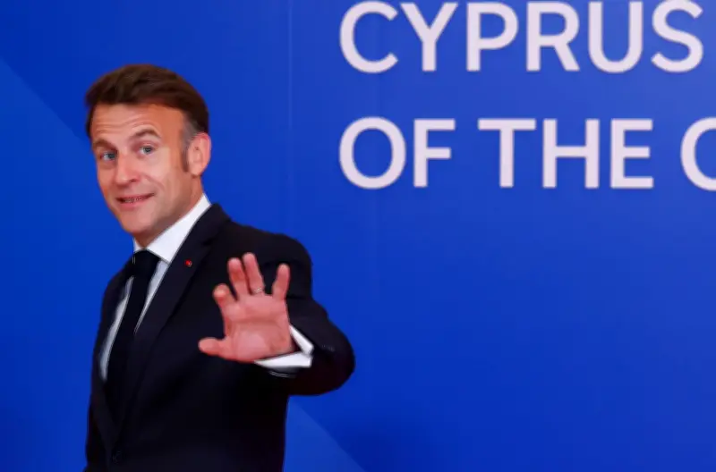 Macron singt Aznavour-Chanson in Armenien mit Premier am Schlagzeug