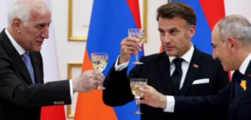 Macron singt Chanson beim Staatsbankett in Armenien
