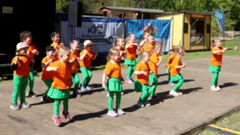 Maifest in Demmin: Familien feiern auf dem Maiplatz im Devener Holz