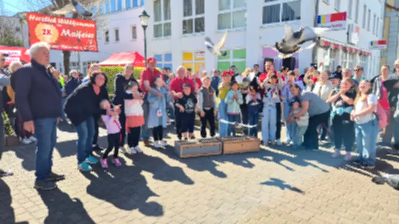 Maifest in Torgelow: Friedenstauben und Kritik an Merz-Regierung